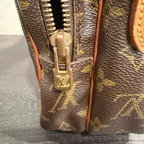 8911 LOUIS VUITTON Monogram Amazone MM Crossbody - Picture 11 of 16